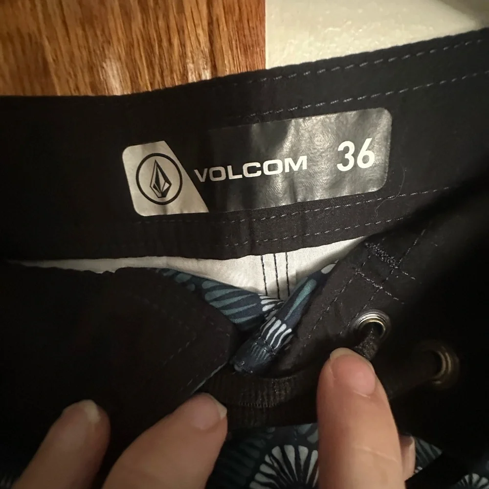 NWOT! Volcom Men's Blue Geometric Pattern Shorts